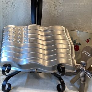 Vintage 2000 Wilton American Flag Cake Pan Mold 2105-2069 - Stars & Stripes